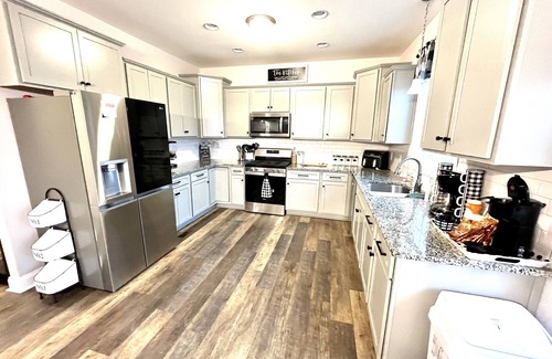 Traphill Haus | Quiet peaceful Stone mountain fun House with Pool ,Hot Tub and vineyards near