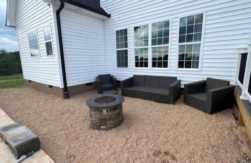 Traphill Haus | Quiet peaceful Stone mountain fun House with Pool ,Hot Tub and vineyards near