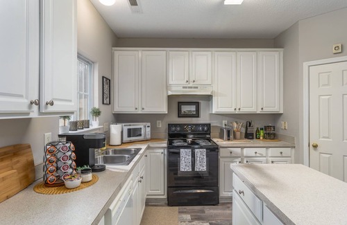 Greensboro Haus | Quiet, Pet Friendly Townhome - 2 Kings/1 Queen, Fire Pit, close to downtown