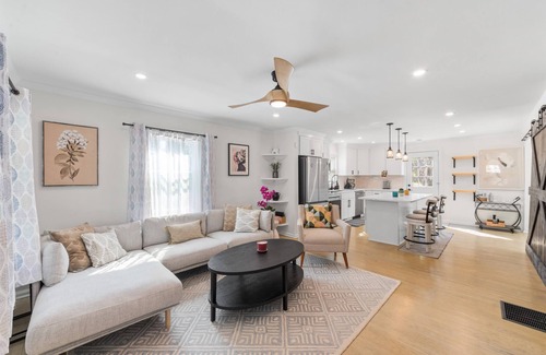 Sylvan Hills Haus | Quiet, Private, Convenient for Visiting Film Professionals