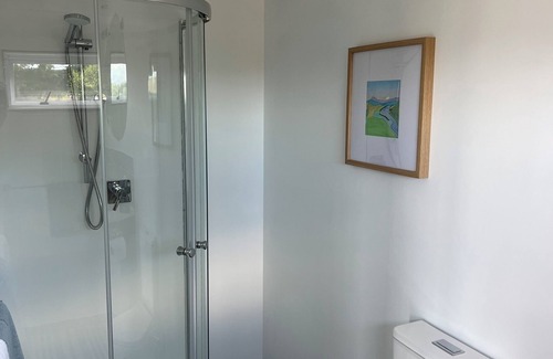 Puketapu Kabine | Quiet, private Cosy Cabin with en-suite. Access to bike paths, river and pub.