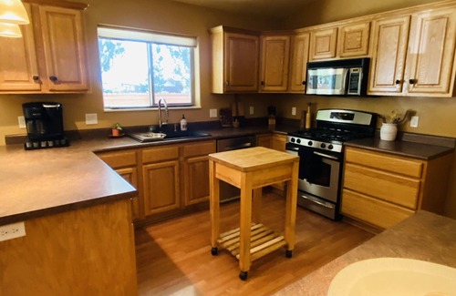 Montrose Haus | Quiet rancher at end of Cul De Sac - within minutes of all Montrose has to offer
