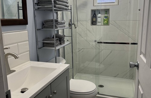 Calumet Heights Haus | Quiet, relaxing 4 bed, 2 bath, 10 mins to Lake Michigan