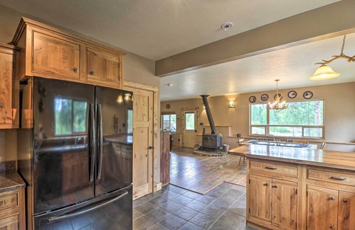 Lincoln County Haus | Quiet Riverside Retreat: Hike, Fish & Ski!