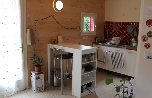 La Varenne Saint-Hilaire Wohnung | Quiet studio overlooking wooded garden. Close to RER station and shops.