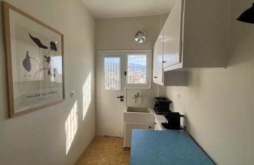 Vyronas Wohnung | Quiet, Sunny & Terrace with Acropolis View