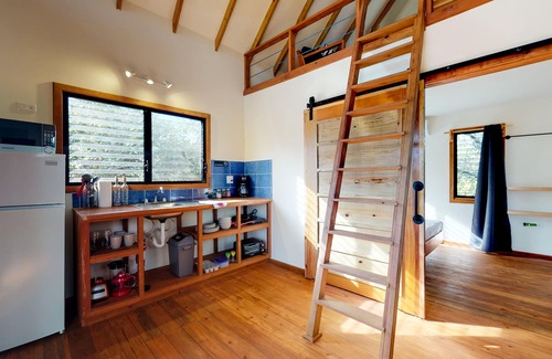 Surfside Kabine | Schöne Hütte in ruhiger Lage, mit Vegetation. Veranda und Hängematte - zu Fuß zum Strand