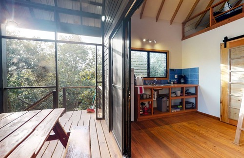 Surfside Kabine | Schöne Hütte in ruhiger Lage, mit Vegetation. Veranda und Hängematte - zu Fuß zum Strand