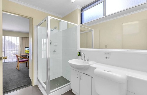 Mount Ommaney Hotel | Quiet unit in leafy hotel