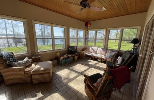 Ferriday Haus | Quiet Waterfront Lakehouse with pier. Kid friendly. Natchez close by.