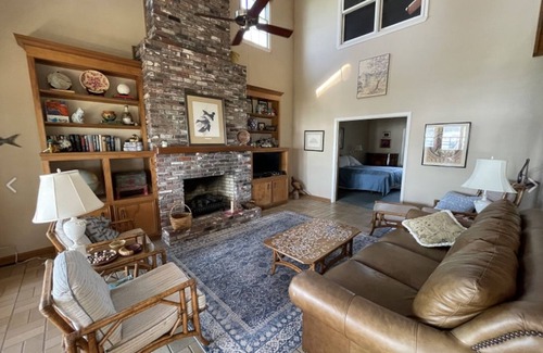 Ferriday Haus | Quiet Waterfront Lakehouse with pier. Kid friendly. Natchez close by.