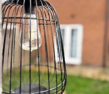 Swindon Haus | Quiet Yellow Rest House Sleeps 5