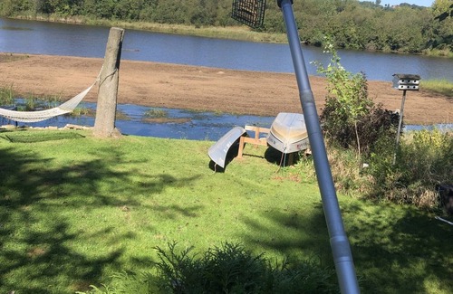 Poynette Hütte | Quietwater Cottage-Scenic, Auf dem Wasser, Natur & Vogelbeobachtung, Friedlich! Whirlpool & Sauna