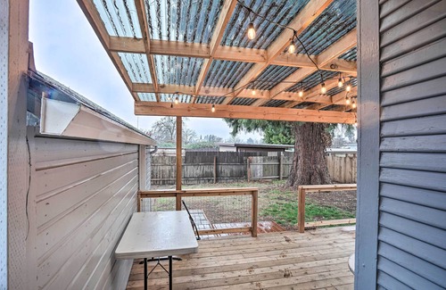 Grants Pass Hütte | ‘Quigley's River Pass’ Cottage w/ Private Deck!