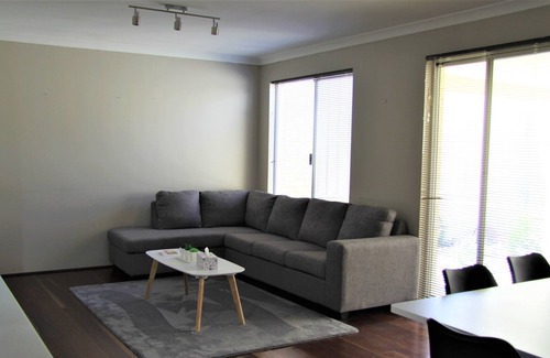 Butler Haus | Quinn's Beach Family Accommodation
