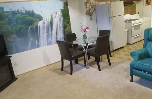 Forest Park Wohnung | Quite cozy two bedroom one bath private leisure get a way.