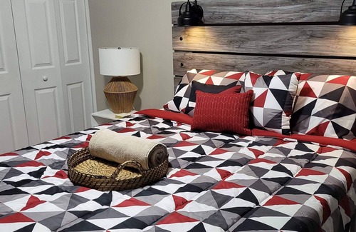 University Park Haus | QUITE TWNHSE 30 MINS TO CHI PRIVATE PARKING 3Bedrms 1 Full bath