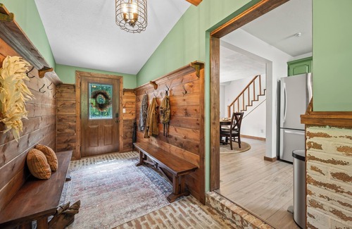 Helmsburg Haus | R&R Creekside a peaceful 3BR, 2BA, 7AC Wooded, Pond, Hot Tub, Firepit, 6 Guests