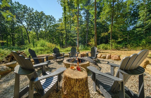 Helmsburg Haus | R&R Creekside a peaceful 3BR, 2BA, 7AC Wooded, Pond, Hot Tub, Firepit, 6 Guests
