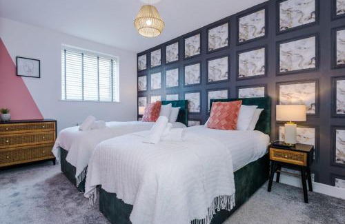 Manchester Haus | R&R - Modern Townhouse near Etihad & City Centre (5 Bedrooms, Free Parking)