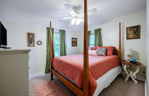 Toledo Haus | Rachel's Private Hideaway with king bed, kitchen, laundry, parking and big yard