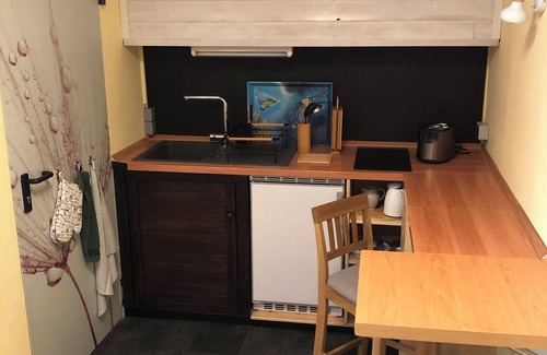 Ziethen Wohnung | Radlerzimmer mit separatem Bad außerhalb des Zimmers. Sehr gemütlich.
