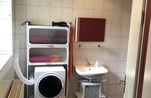 Ziethen Wohnung | Radlerzimmer mit separatem Bad außerhalb des Zimmers. Sehr gemütlich.