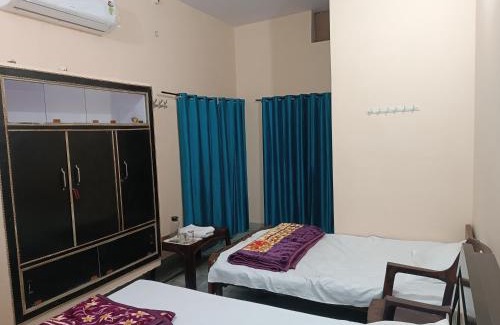 Faizabad Wohnung | RaghuvarDham Delux AC 1 Double Bed, 1 Single Bed Room