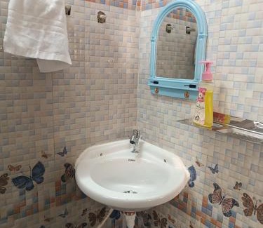 Faizabad Wohnung | RaghuvarDham Delux AC 1 Double Bed, 1 Single Bed Room
