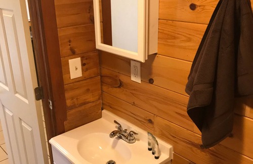 Wellston Hotel | Black Bear Inn Rainbow Zimmer Wi-Fi, Dish Network! 5 Personen in der Nähe von Casino & Tippy!