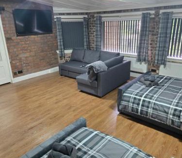 Manchester Haus | Rainsough Cottage Guest House - Sleeps upto 8 with ensuite - Free Parking & WiFi