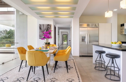 San Antonio Haus | Luxury 4-bedroom house with indoor pool, Jacuzzi, gym and spectacular city view