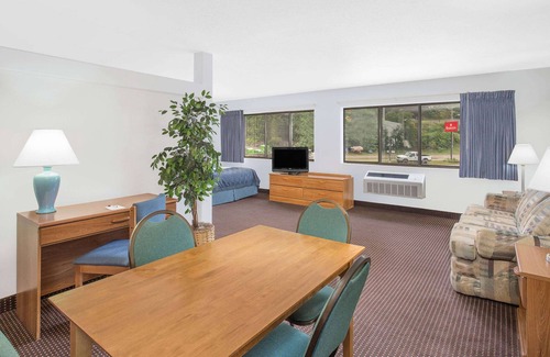 Hancock Hotel | Ramada by Wyndham Hancock Waterfront