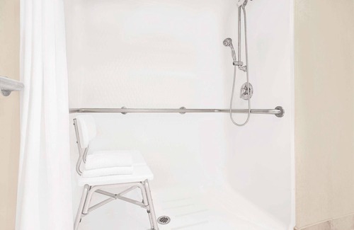 Hancock Hotel | Ramada by Wyndham Hancock Waterfront