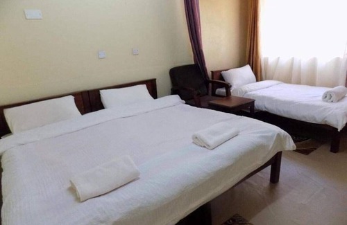 Kiamuturi Kabine | Ranges View Lodge - Dreibettzimmer mit eigenem Bad