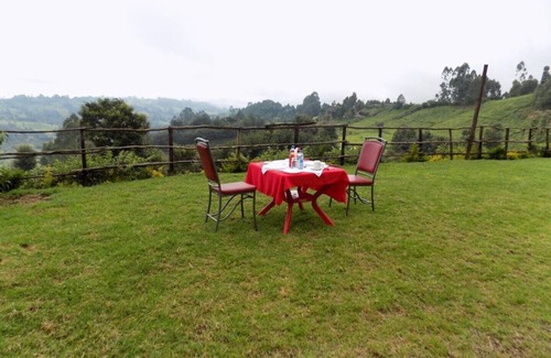 Kiamuturi Kabine | Ranges View Lodge - Dreibettzimmer mit eigenem Bad