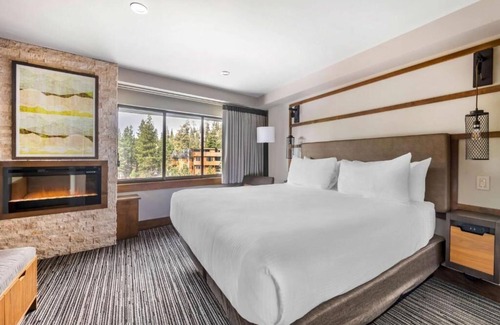 South Lake Tahoe Hotel | Rare Find! 2 Spacious Units! Outdoor Pool, Valet Parking, Close to Nevada Beach!