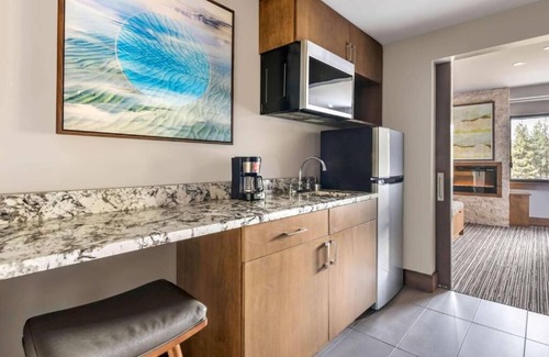 South Lake Tahoe Hotel | Rare Find! 2 Spacious Units! Outdoor Pool, Valet Parking, Close to Nevada Beach!