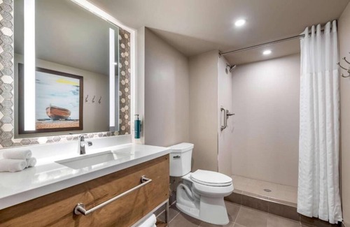 South Lake Tahoe Hotel | Rare Find! 2 Spacious Units! Outdoor Pool, Valet Parking, Close to Nevada Beach!