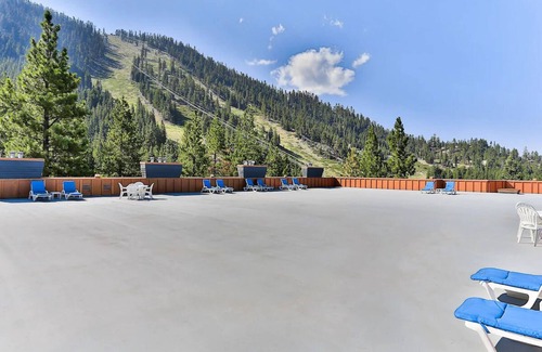 South Lake Tahoe Hotel | Rare Find! 2 Spacious Units! Outdoor Pool, Valet Parking, Close to Nevada Beach!