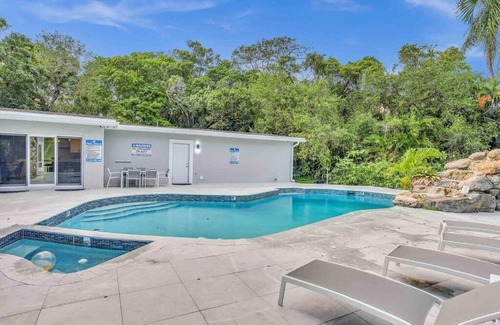Fort Lauderdale Villa | Rare Hidden Getaway Heated Pool 1.5 acres! Sleeps 16
