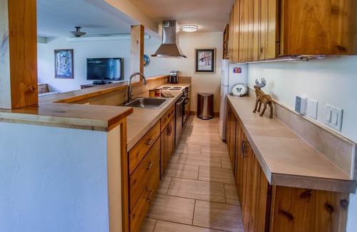 Moose Wilson Road Eigentumswohnung | RASPERRY MOOSE Aktualisierter Eckschrank (KING BED) im Aspens Berry Patch