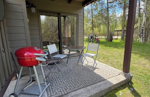 Moose Wilson Road Eigentumswohnung | RASPERRY MOOSE Aktualisierter Eckschrank (KING BED) im Aspens Berry Patch