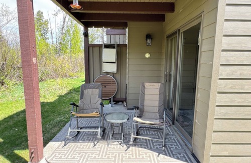 Moose Wilson Road Eigentumswohnung | RASPERRY MOOSE Aktualisierter Eckschrank (KING BED) im Aspens Berry Patch