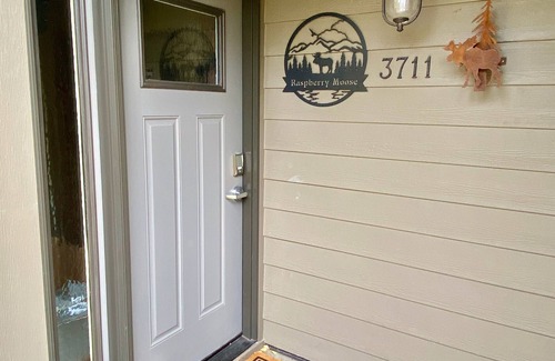 Moose Wilson Road Eigentumswohnung | RASPERRY MOOSE Aktualisierter Eckschrank (KING BED) im Aspens Berry Patch