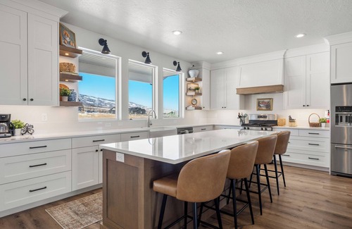 Garden City Haus | Raspberry Retreat ~ Private Hot Tub ~ Pet Friendly