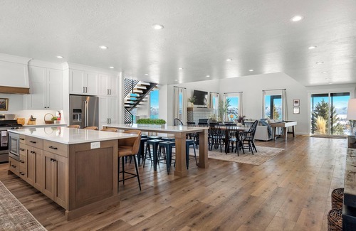 Garden City Haus | Raspberry Retreat ~ Private Hot Tub ~ Pet Friendly