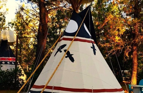 Cave Junction Wohnung | Raven’s Myth - Luxury Glamping 16' Tipi - Restrooms and Showers are only a short walk away.