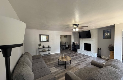 South Bend Haus | Recently remodeled 3-bedroom house in peaceful South Bend walking distance to ND