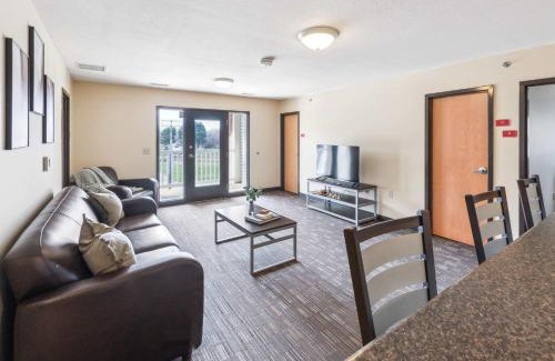 Ontario Wohnung | Recharge Right Bright Space with Modern Touches